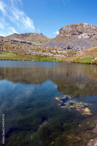 Lac de montagne dans les Alpes-de-Haute-Provence dans le col de Restefond vers la vallée de l'Ubaye en France en été