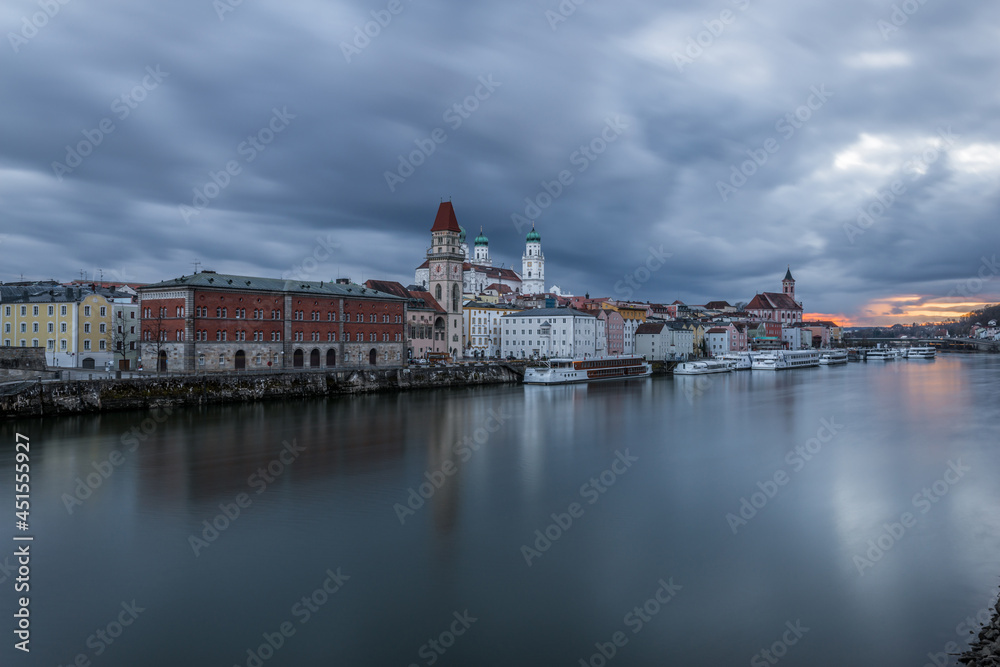 Obraz premium Berühmte Stadtansicht von der drei Flüsse Stadt Passau mit Blick auf Fluss Donau der Altstadt und dem Dom, Deutschland