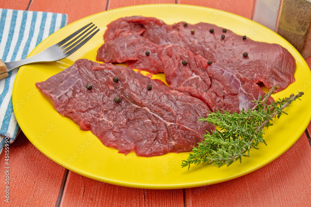 bavettes de boeuf crues dans une assiette bavettes de boeuf crues dans une assiette