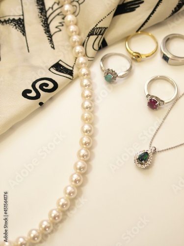 真珠のネックレスとルビーの指輪、アクセサリー小物、白背景