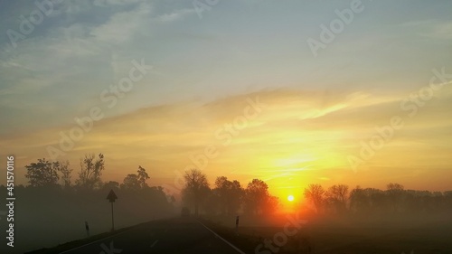 Sonnenuntergang im Nebel