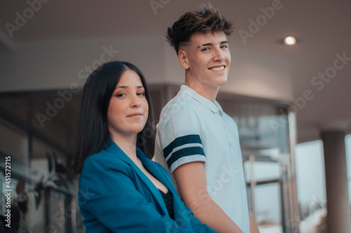 Jovenes apuestos en una reunión de trabajo en el exterior del edificio