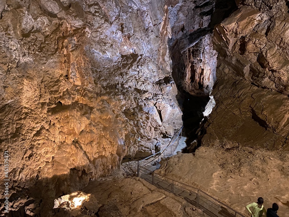 Obraz premium Tourist Lokvarka cave in the Gorski kotar region - Lokve, Croatia (Turistička špilja Lokvarka u regiji Gorski kotar - Lokve, Hrvatska)