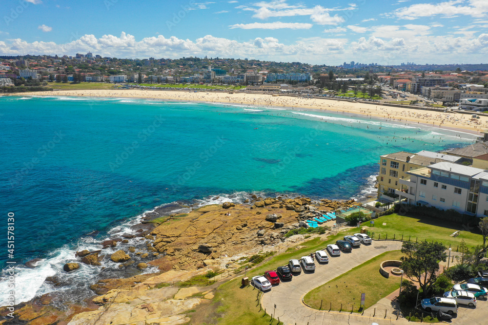 オーストラリアのシドニーにあるボンダイビーチをドローンで撮影した風景 Drone view of Bondi Beach in Sydney, Australia. オーストラリアのシドニーにあるボンダイビーチをドローンで撮影した風景 Drone view of Bondi Beach in Sydney, Australia.