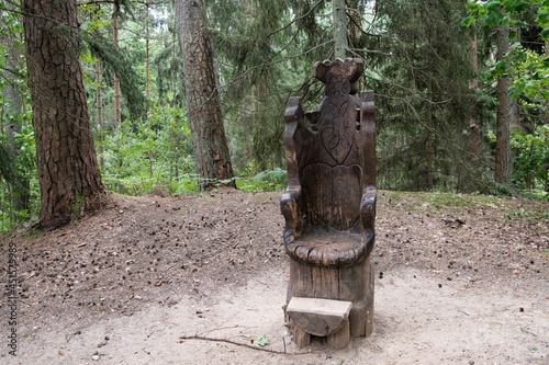 Interessanter Rastplatz und eine geschnitzte Sitzgelegenheit im Wald - Kurische Nehrung photo