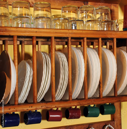 Estante escurridor de madera para platos, tazas y vasos en la cocina de una casa tradicional en un pueblo español. Espetera de cocina photo
