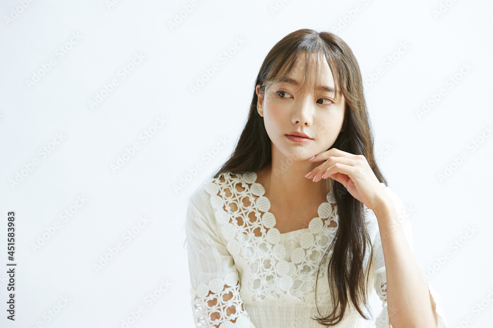 自然な美しさの若い女性のポートレート 自然な美しさの若い女性のポートレート