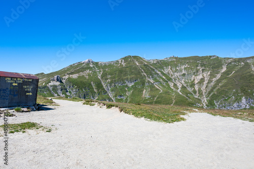 Obraz na płótnie Schutzhütte auf dem Weg zum Omu Gipfel in den rumänischen Karpaten w salonie
