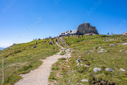 Wanderer bei der Rast an der Cabana Omu im Bucegi National Park, Rumänische Karpaten photo