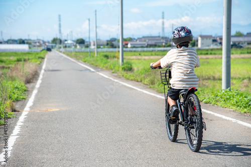 自転車に乗る小学生の男の子 photo