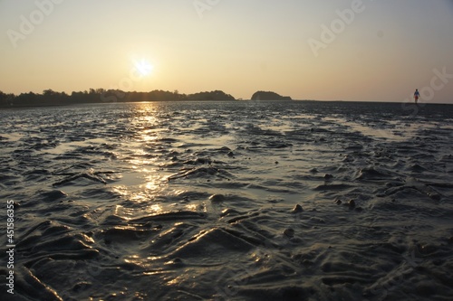 Sonnenuntergang am Meer bei Ebbe in Thailand