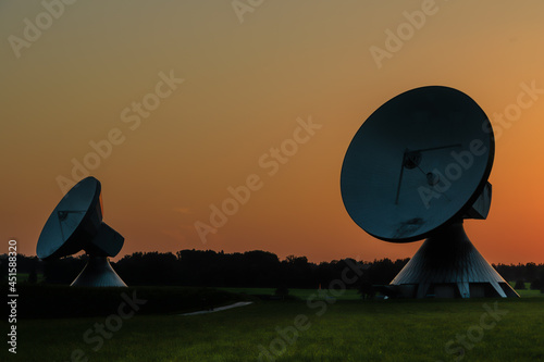 Fototapeta Naklejka Na Ścianę i Meble -  Erdfunkstation, Satellitenschüssel bei Sonnenuntergang,