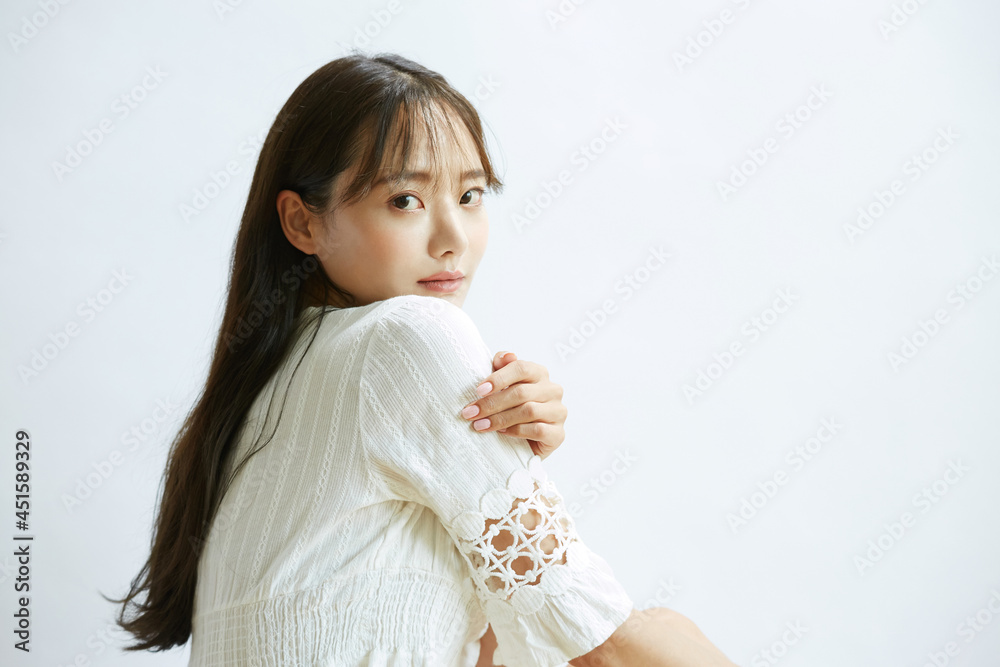 自然な美しさの若い女性のポートレート 自然な美しさの若い女性のポートレート