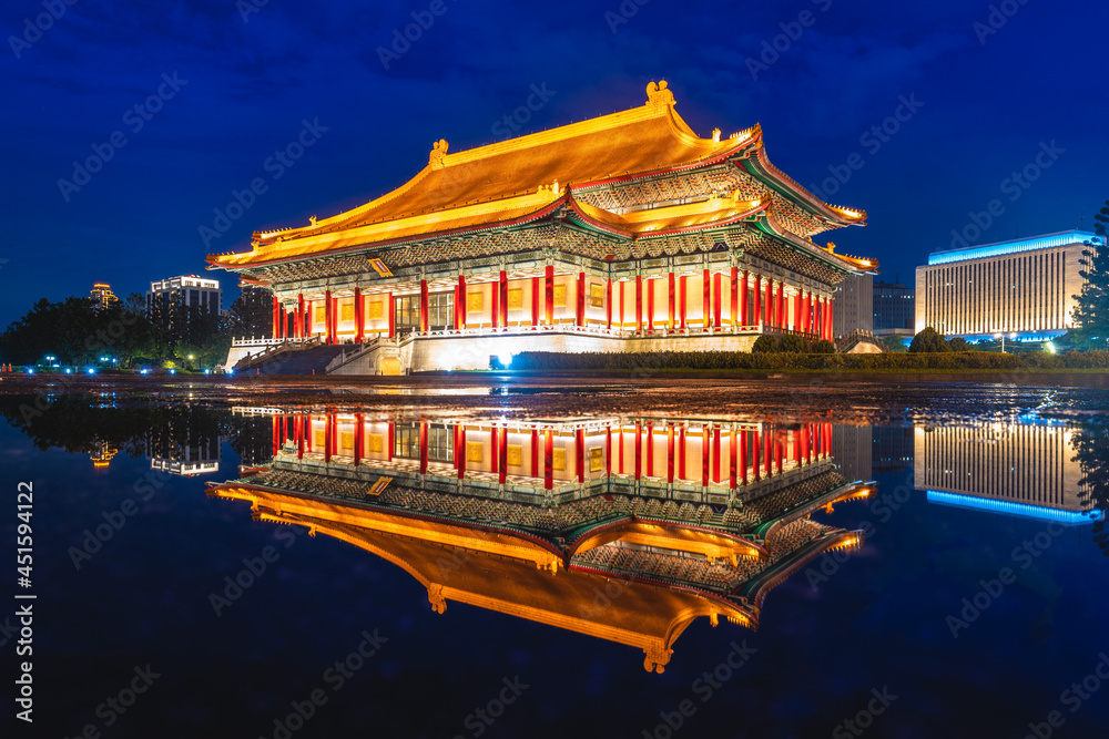 Naklejka premium night scene of National Theater and Concert Hall in Taipei, taiwan
