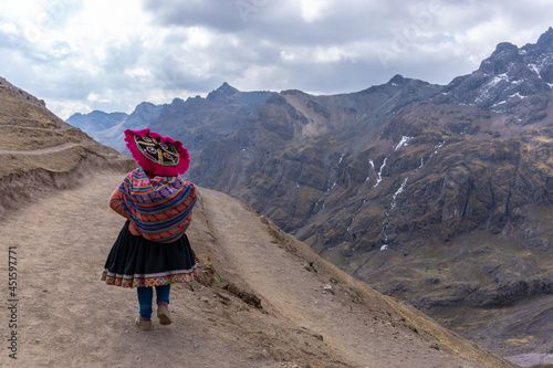Φωτογραφία Cusco, Peru, August 22 2019: Indigenous peoples of South America coexist with nature and animals
