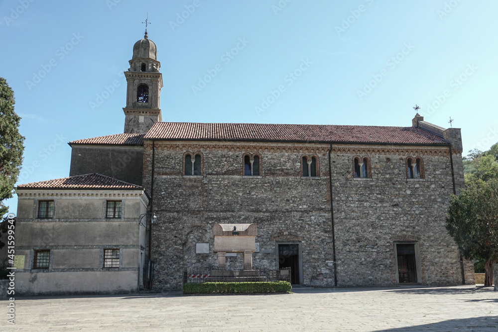 Piazzale della chiesa con la tomba del Petrarca, Padova, Italia