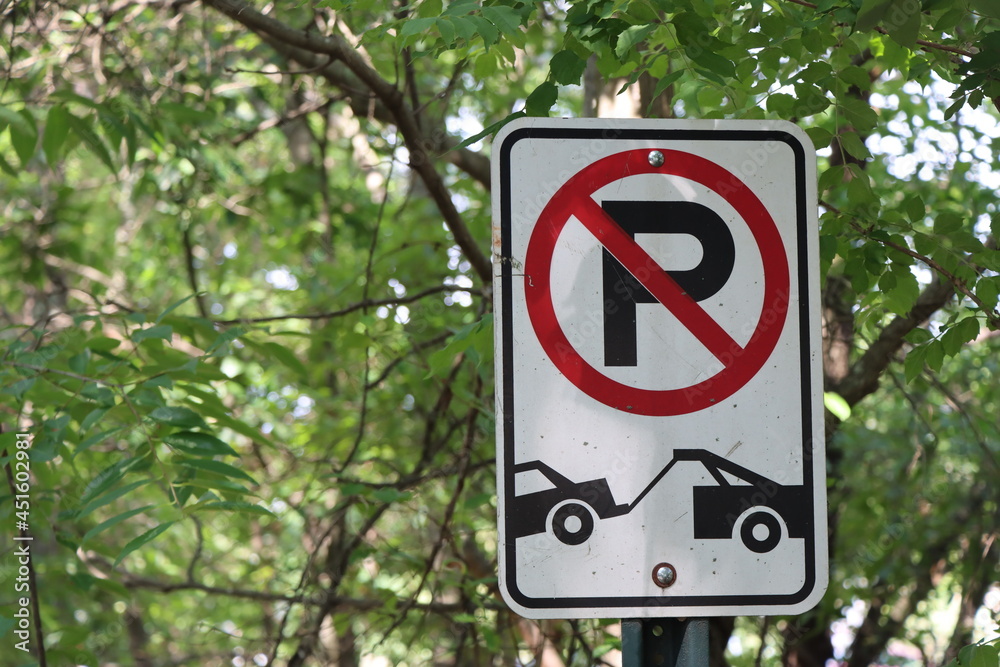 Parken verboten Schild. Bäume im Hintergrund. Parken verboten Schild. Bäume im Hintergrund.