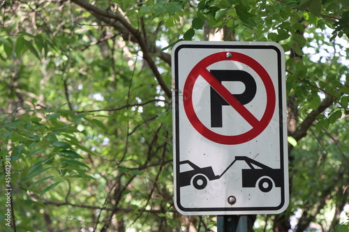 Parken verboten Schild. Bäume im Hintergrund.