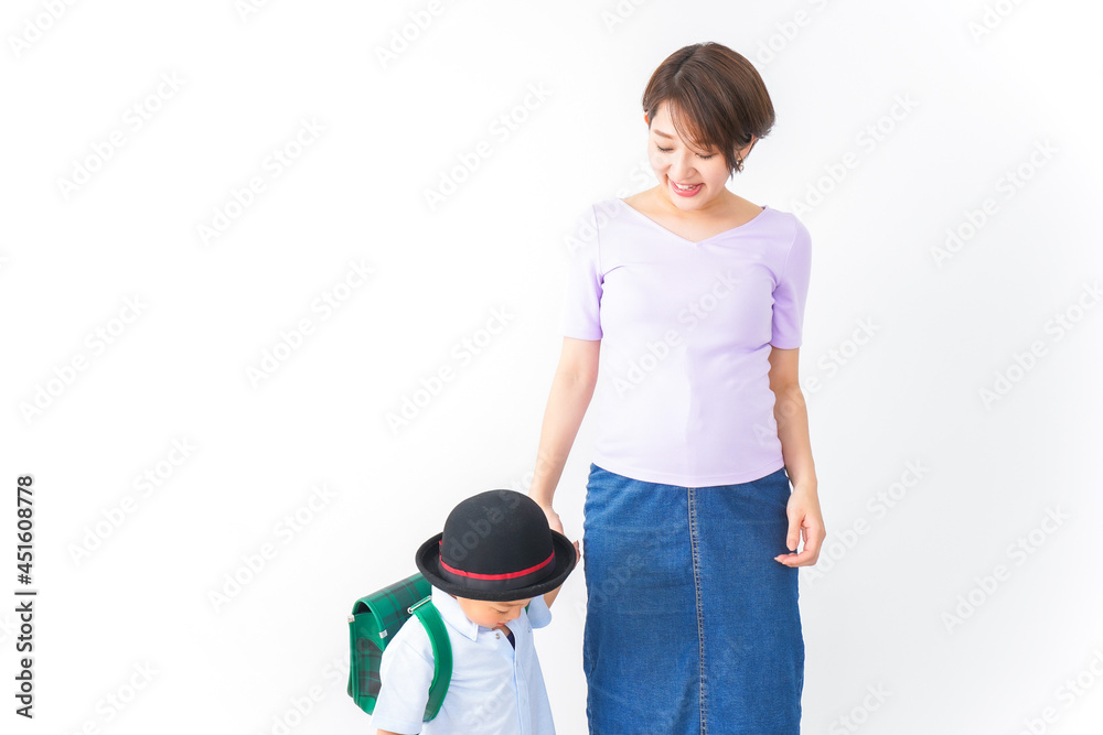 通学をする子どもとお母さん 通学をする子どもとお母さん