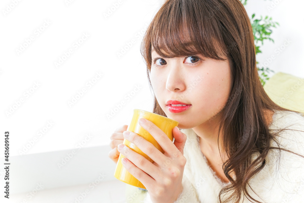 部屋でのんびりする女性 部屋でのんびりする女性