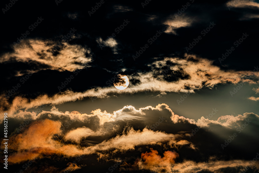 雲間の太陽