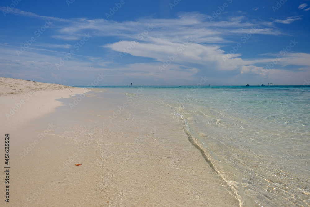 Obraz premium The crystal clear and shallow waters on the islands of the tropical Dry tortugas