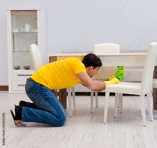 Man cleaning the house helping his wife © Elnur