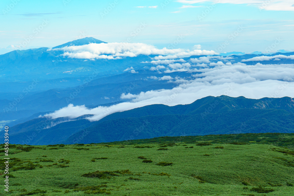 Fototapeta premium 月山からみる鳥海山 8月
