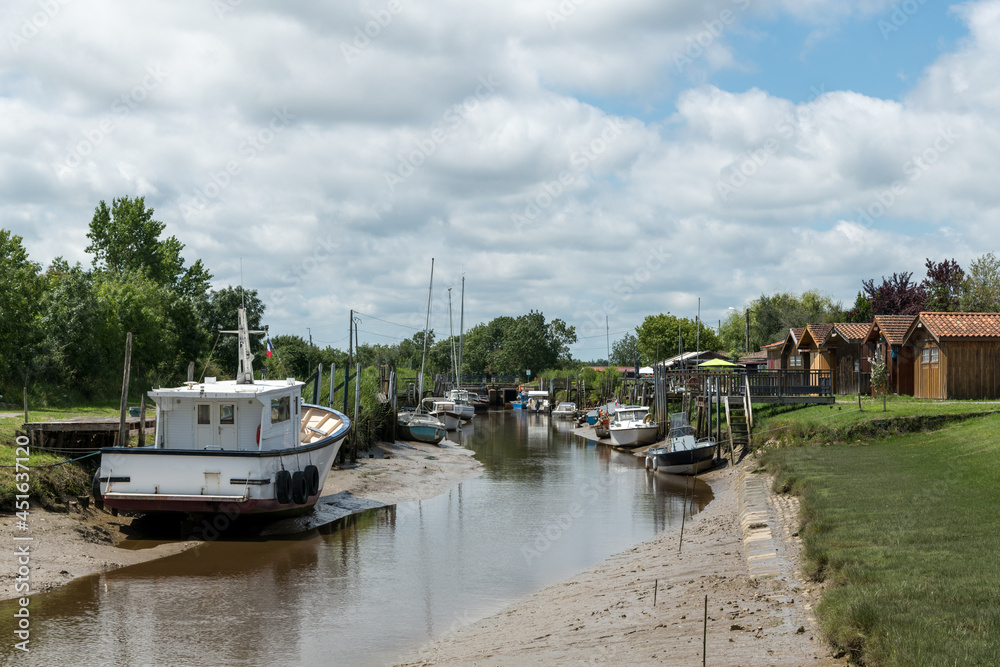 Fototapeta premium Port de Saint-Vivien-de-Médoc sur l’estuaire de la Gironde (France)
