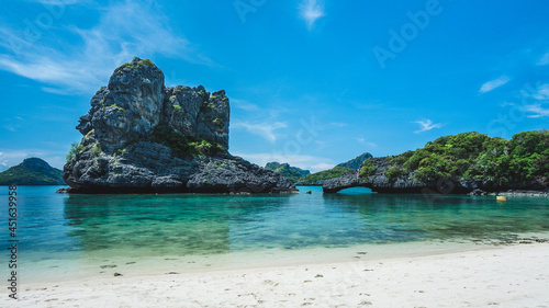 Stunning rock formation island with white sand beach. Sam Sao Island, Mu Koh Ang Thong National Marine Park, near Samui, Thailand.
