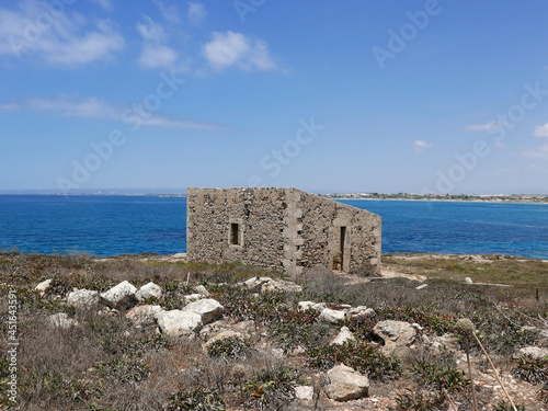 scenica vista del mare limpido della Sicilia in estate