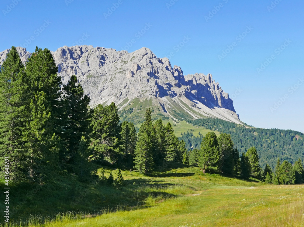 meraviglioso panorama estivo delle montagne dolomitiche in Val Badia in Italia