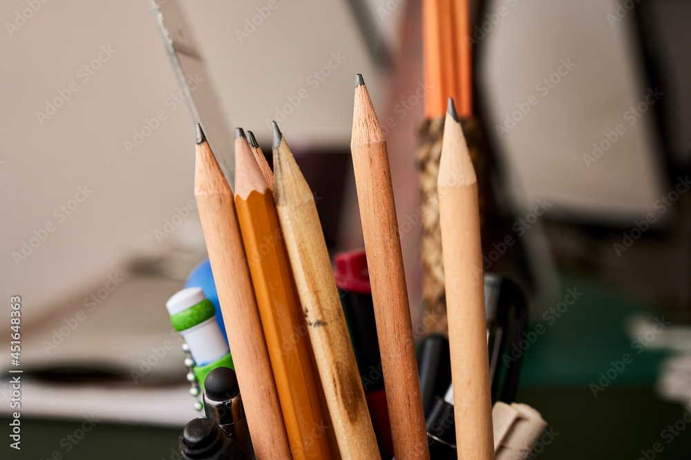A pencil surrounded by more pencils and other pens on an office table
