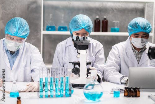 Health care researchers wor...