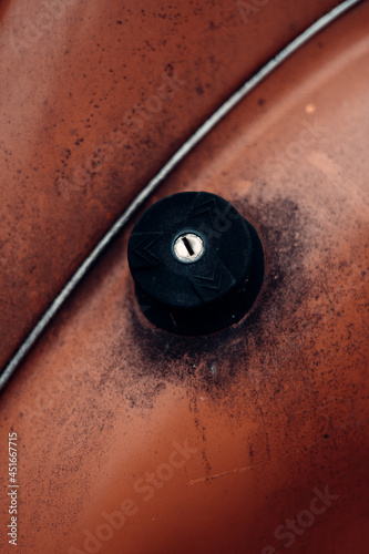 Fotografie, Obraz Tankdeckel von einem alten Auto
