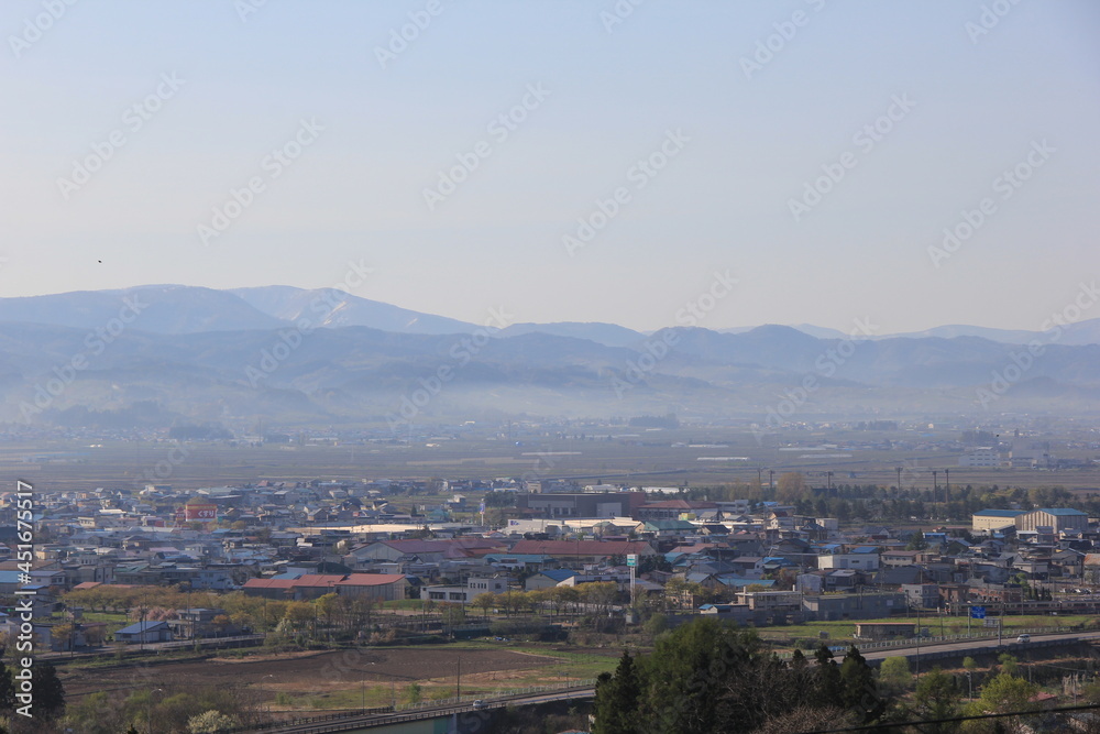 うっすらと朝靄に覆われている、山裾の住宅地