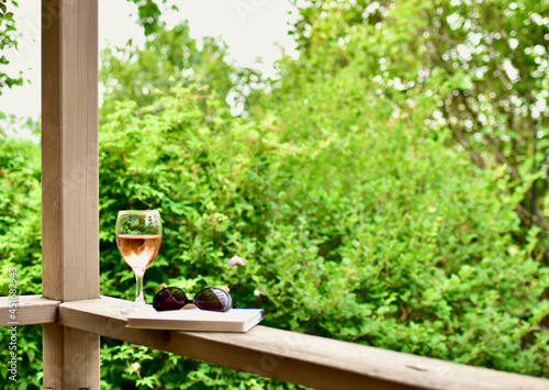 Fotografie Outdoor oasis setting in secluded backyard deck at summer vacation rental in lus