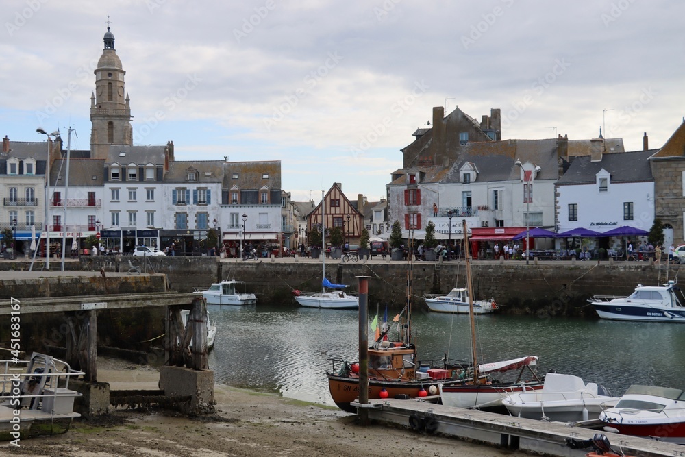 Obraz premium view of the town Le Croisic in France