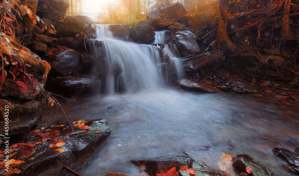 Fototapeta premium Wodospad jesienny pejzaż