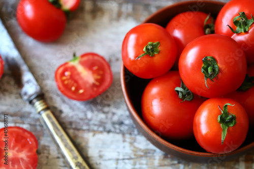 Fresh red tomatoes in a bowl. Harvest the tomato.