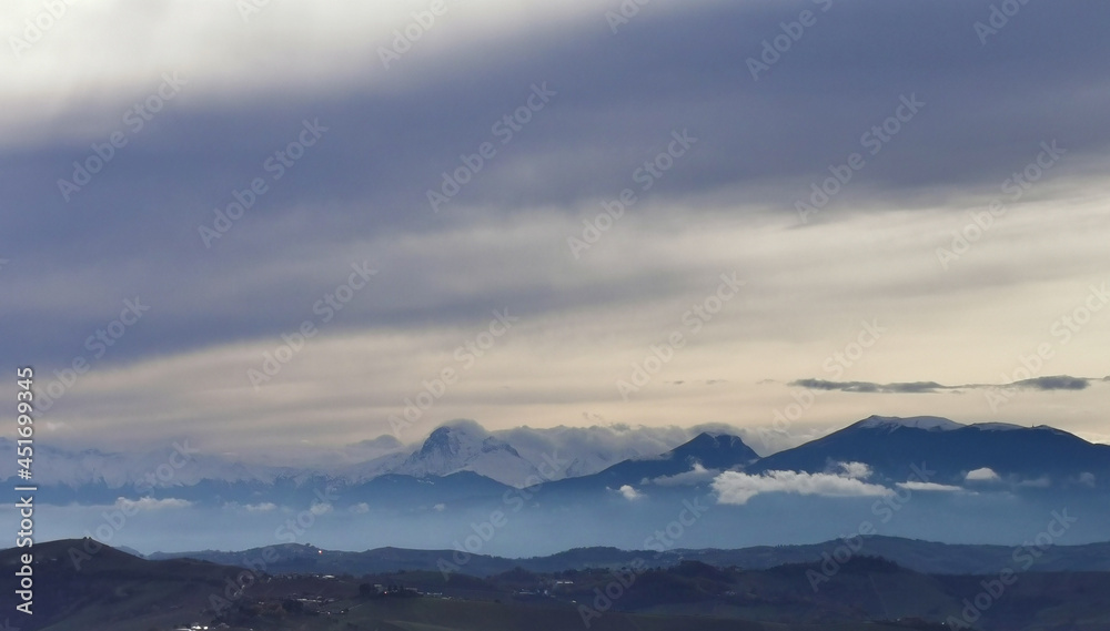 Nuvole ovattate sopra le cime innevate dei monti Appennini