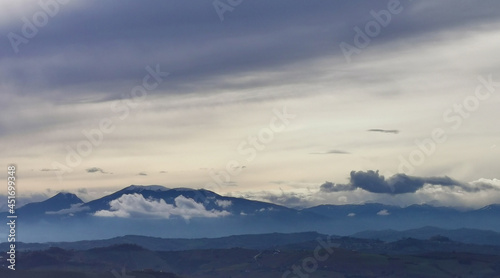 Nuvole ovattate sopra le cime innevate dei monti Appennini