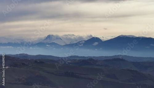Nuvole ovattate sopra le cime innevate dei monti Appennini © GjGj