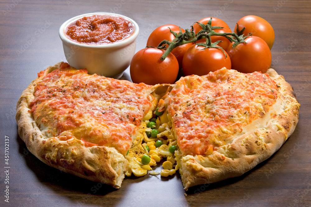 Fogazza tipica comida italiana, aberta mostrando o recheio de frango