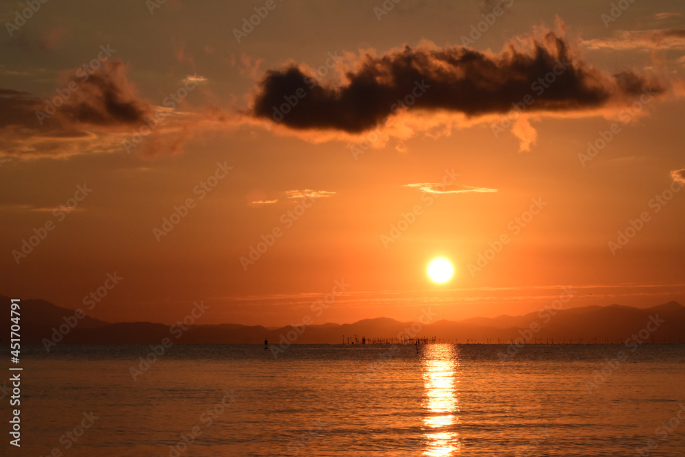 琵琶湖の日の出と雲の朝の風景