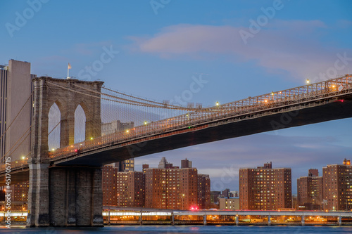 Fototapeta Naklejka Na Ścianę i Meble -  Brooklyn Bridge spanning the East River from Brooklyn into New York City at sundown