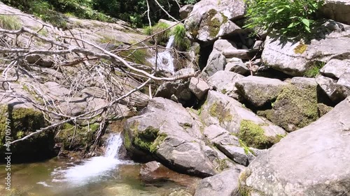 岩の間を流れる水