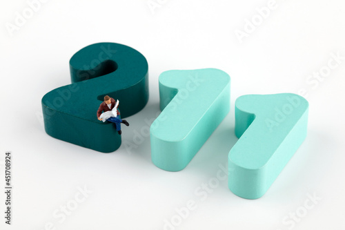 Konstfotografi Dolls that read and study on the number 211