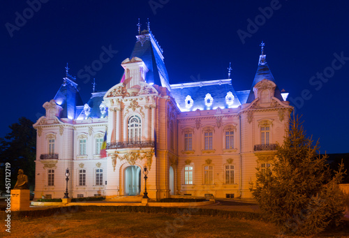 Cuadro en lienzo Cityscape of Craiova with luxurious illuminated building of Art Museum at night