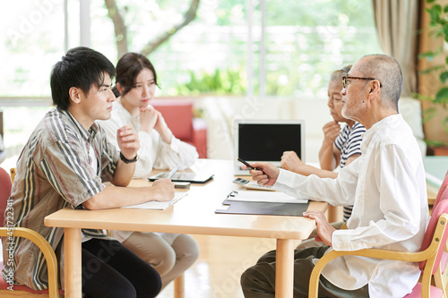 口論をする若夫婦と老夫婦